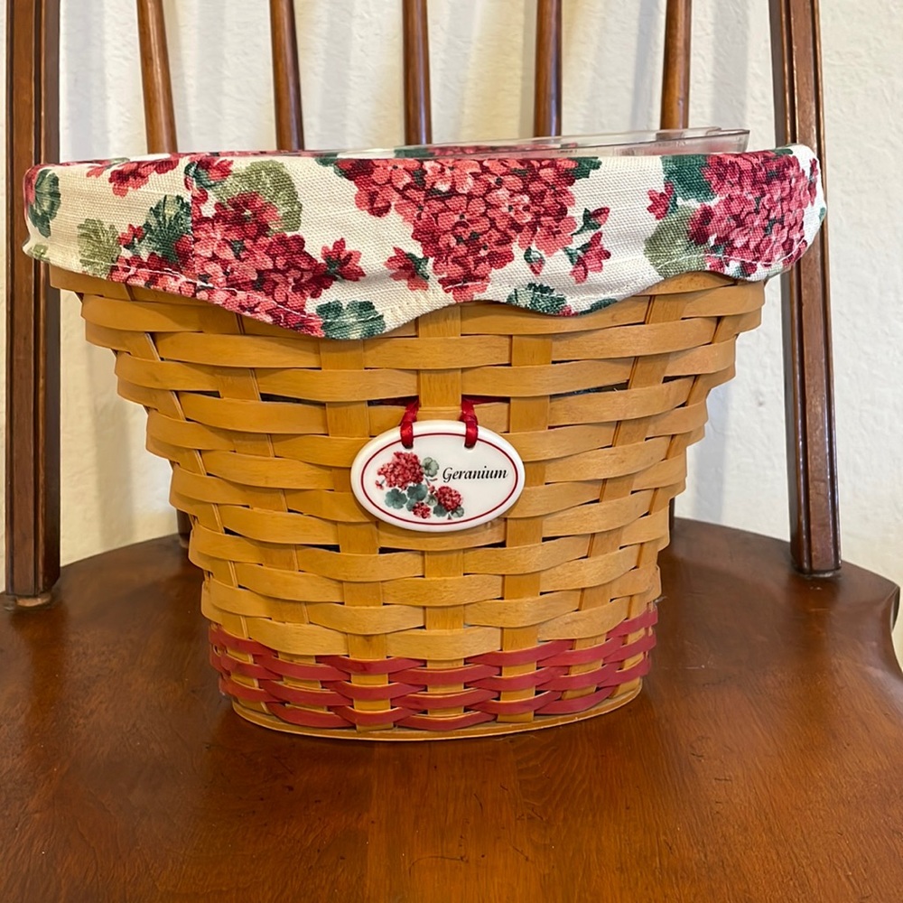 Longaberger 2002 geranium basket with protector liner and Tie-on